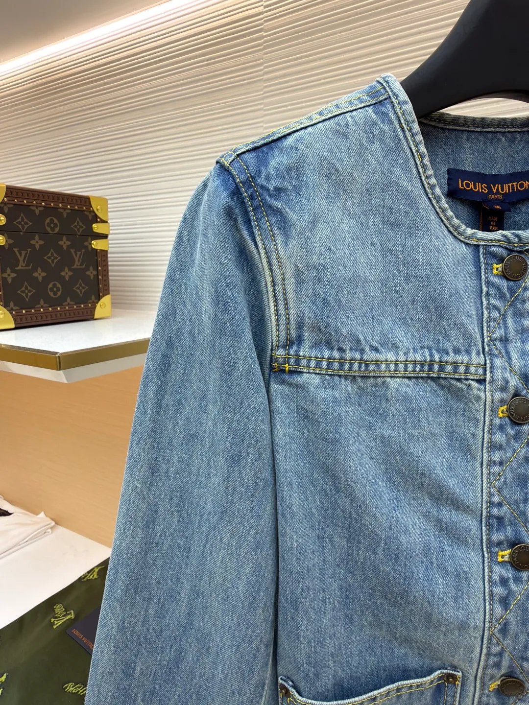 LOUIS VUITTON rope embroidered round neck denim jacket ●Authentic product: purchased and developed by 22816 ●Item number: 1680834-B25 ●Fabric: denim fabric ●Technology: embroidery production ●Version: fitted version ●Weight: about 630 grams ●Size: 34-36-38 ●Description: The fabric is made of YB customized denim fabric, with straw rope embroidery design on the chest. The overall alignment is straight and delicate, the fabric is comfortable and soft, and the color is consistent without color difference. It can be matched with the same style to create a fashionable look and control various occasions. Customized accessories, complete with three standards, same style for men and women!